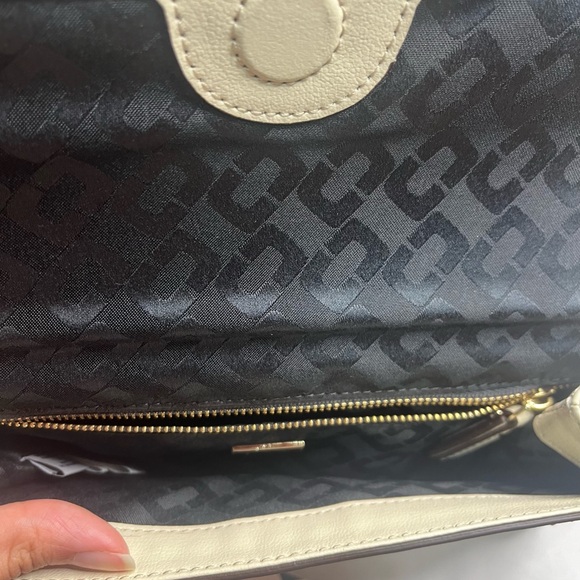 Diane Von Furstenberg Leather Pebble-like Embossed Envelope Clutch, Cream - Picture 3 of 5